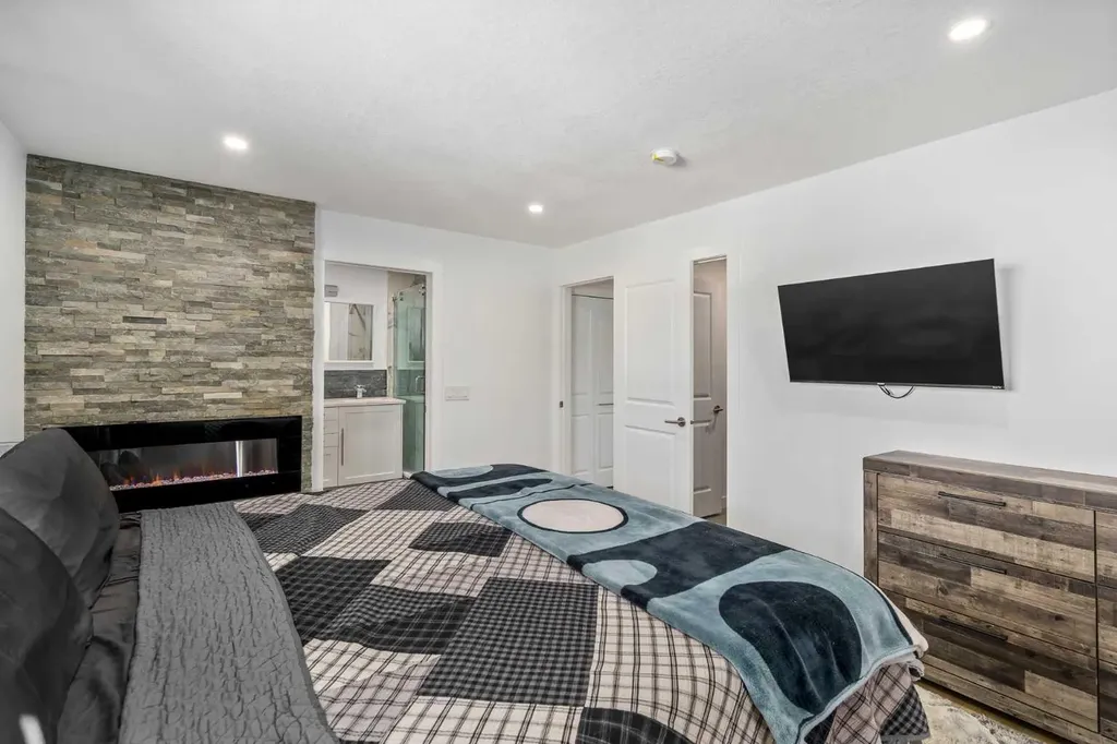 119 Silvercreek Close NW Calgary AB T3B 4G2