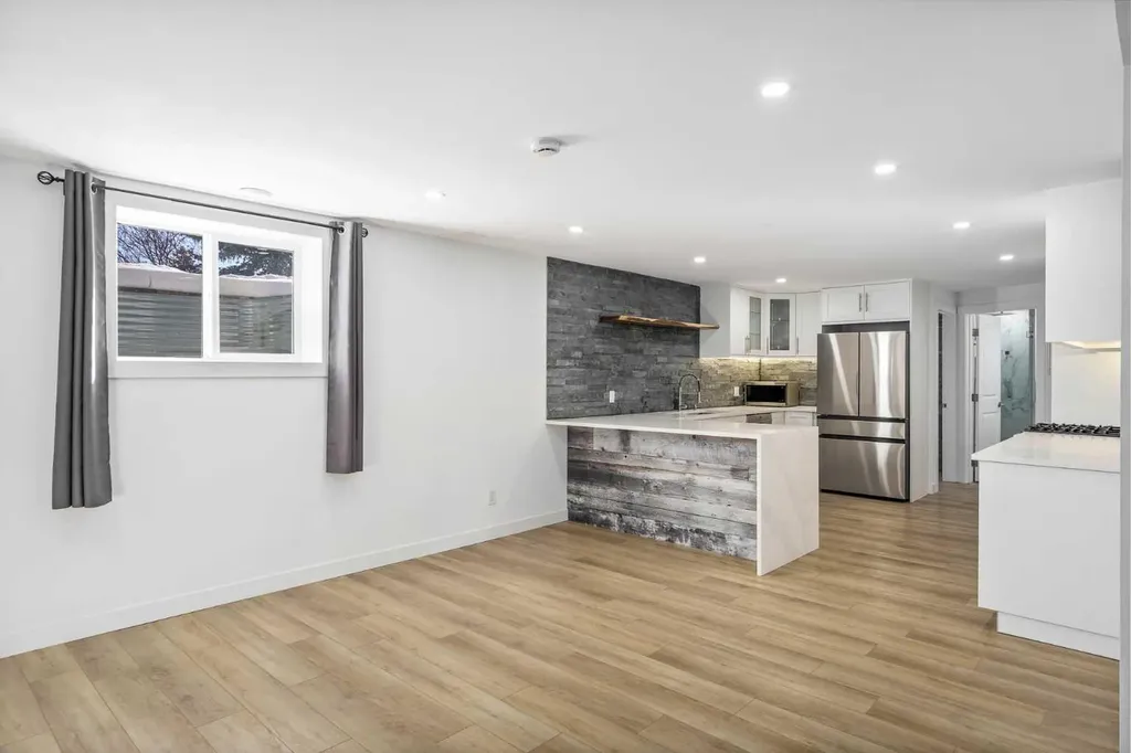 119 Silvercreek Close NW Calgary AB T3B 4G2