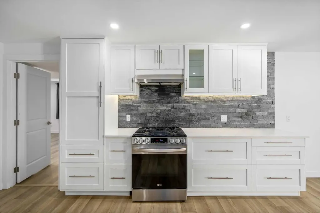 119 Silvercreek Close NW Calgary AB T3B 4G2