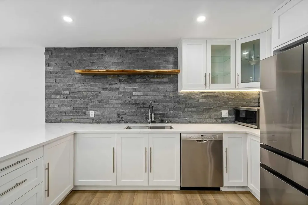119 Silvercreek Close NW Calgary AB T3B 4G2
