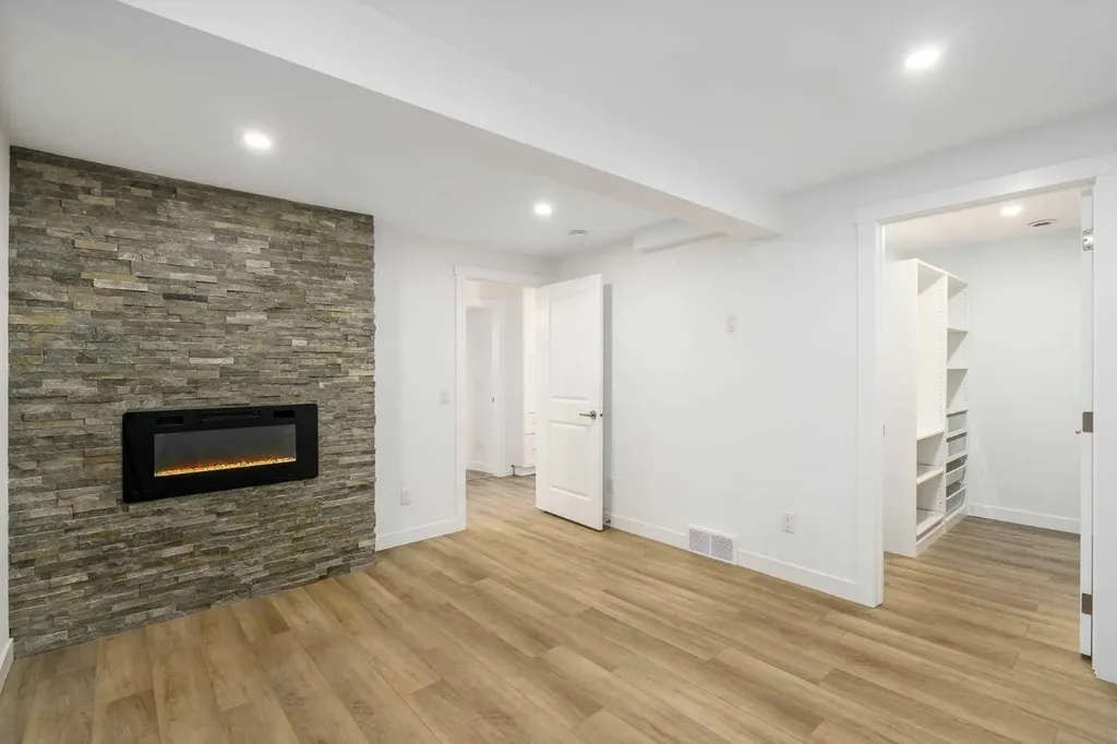 119 Silvercreek Close NW Calgary AB T3B 4G2