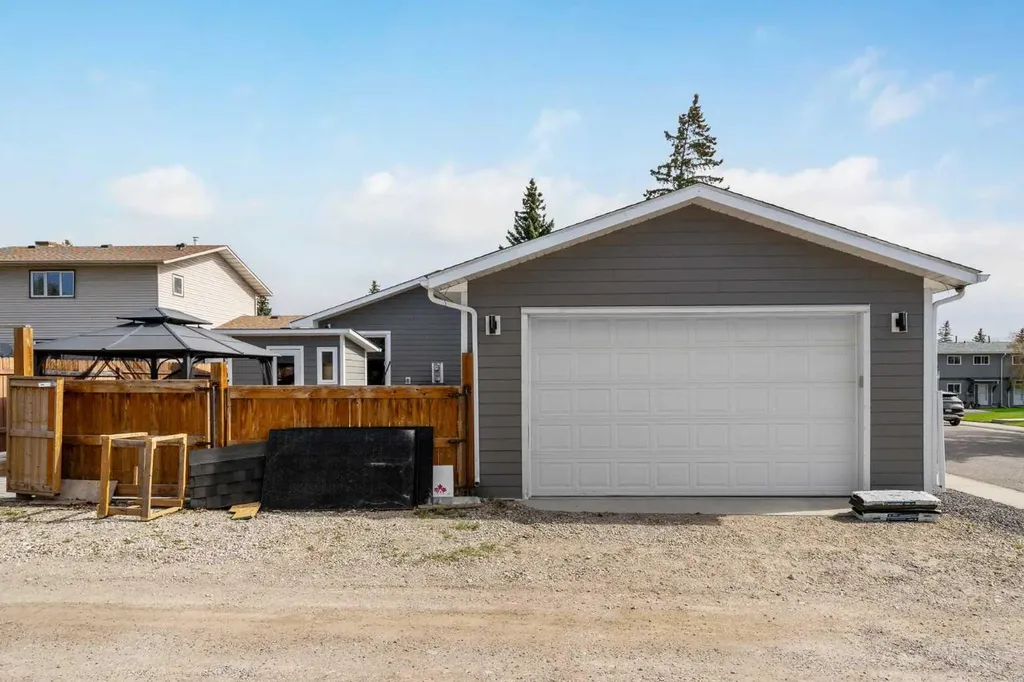 119 Silvercreek Close NW Calgary AB T3B 4G2