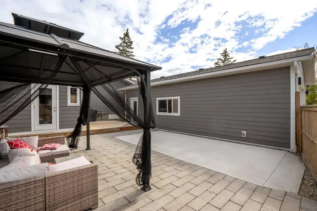 119 Silvercreek Close NW Calgary AB T3B 4G2