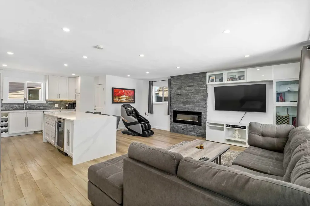 119 Silvercreek Close NW Calgary AB T3B 4G2