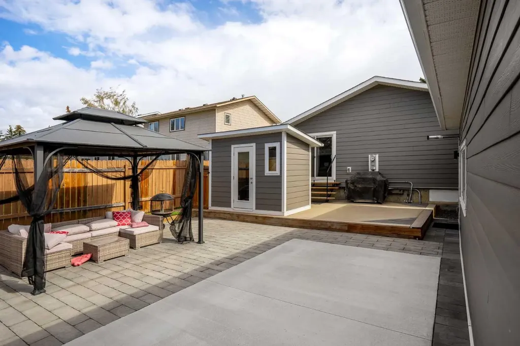119 Silvercreek Close NW Calgary AB T3B 4G2