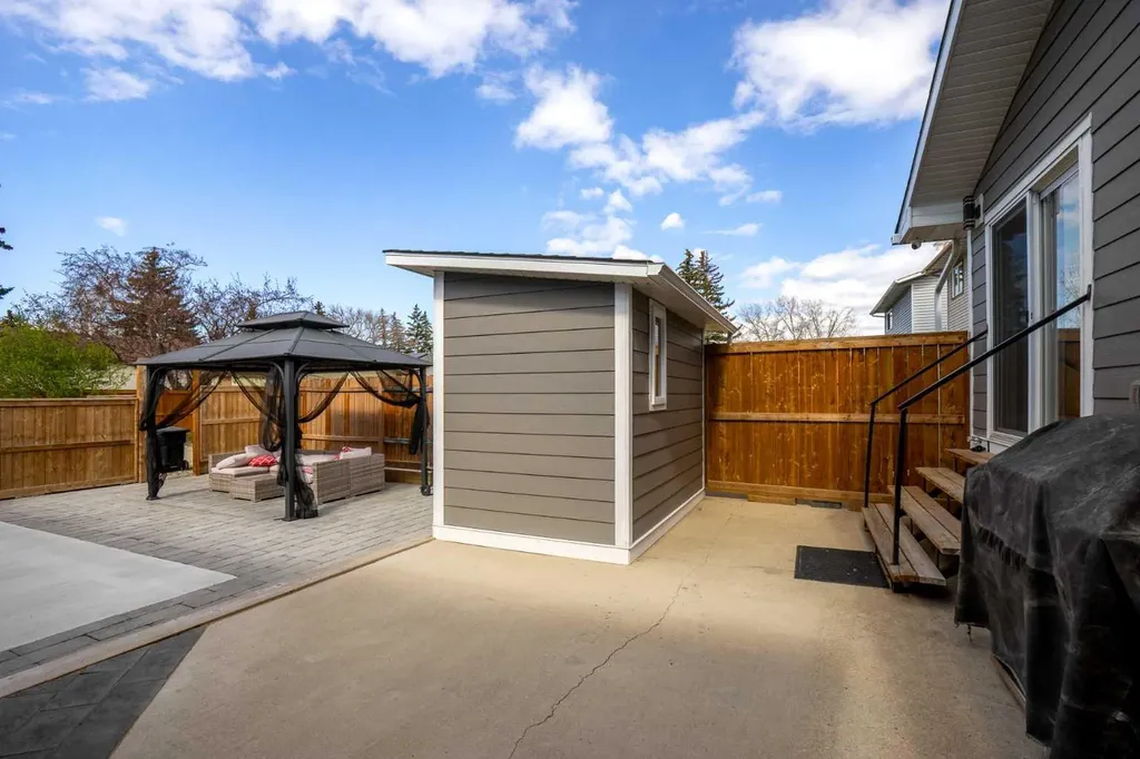 119 Silvercreek Close NW Calgary AB T3B 4G2