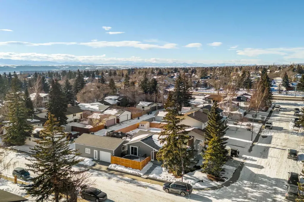 119 Silvercreek Close NW Calgary AB T3B 4G2