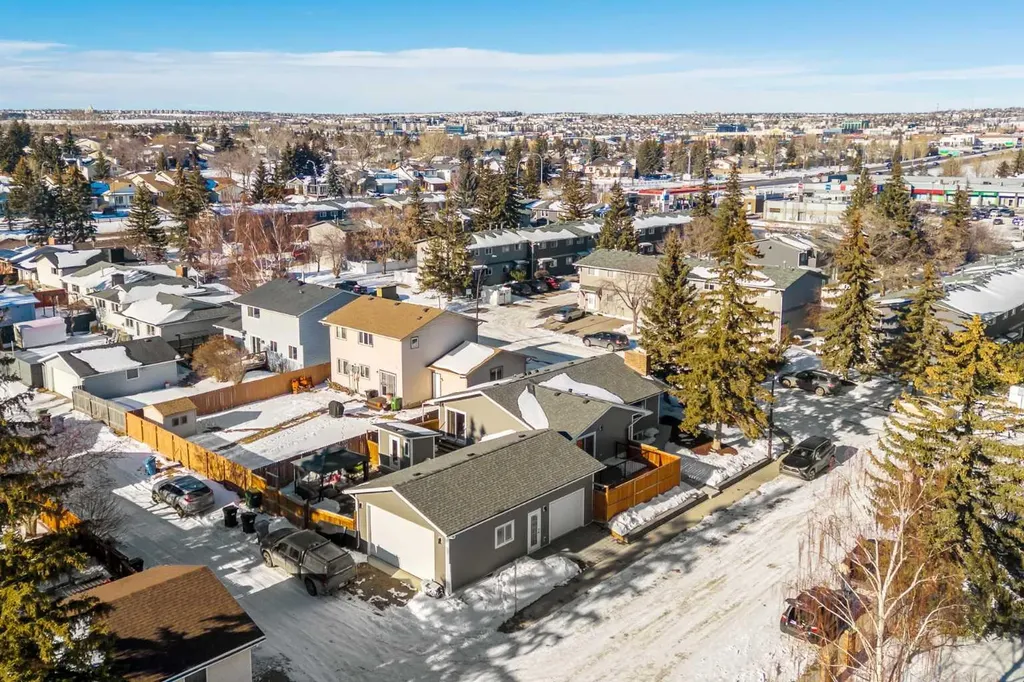 119 Silvercreek Close NW Calgary AB T3B 4G2