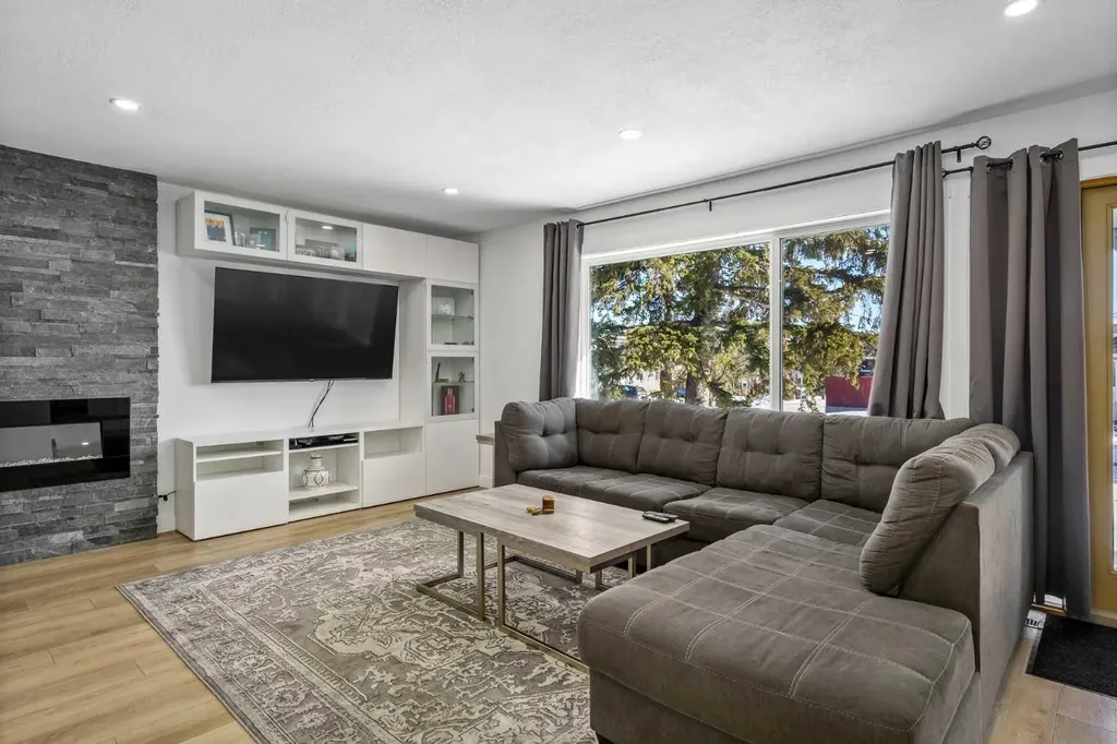 119 Silvercreek Close NW Calgary AB T3B 4G2