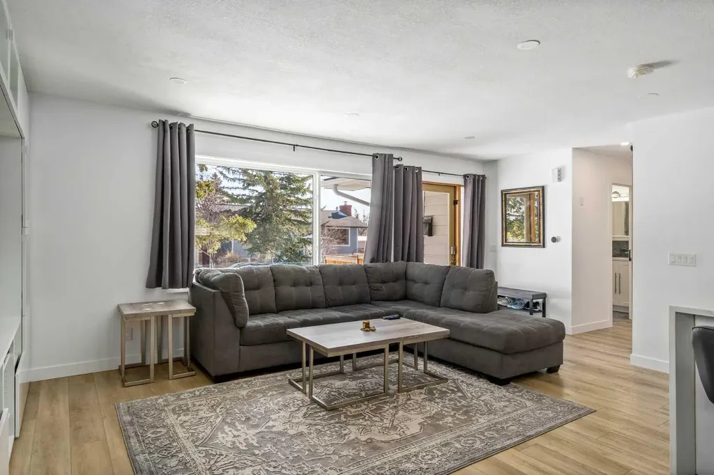 119 Silvercreek Close NW Calgary AB T3B 4G2
