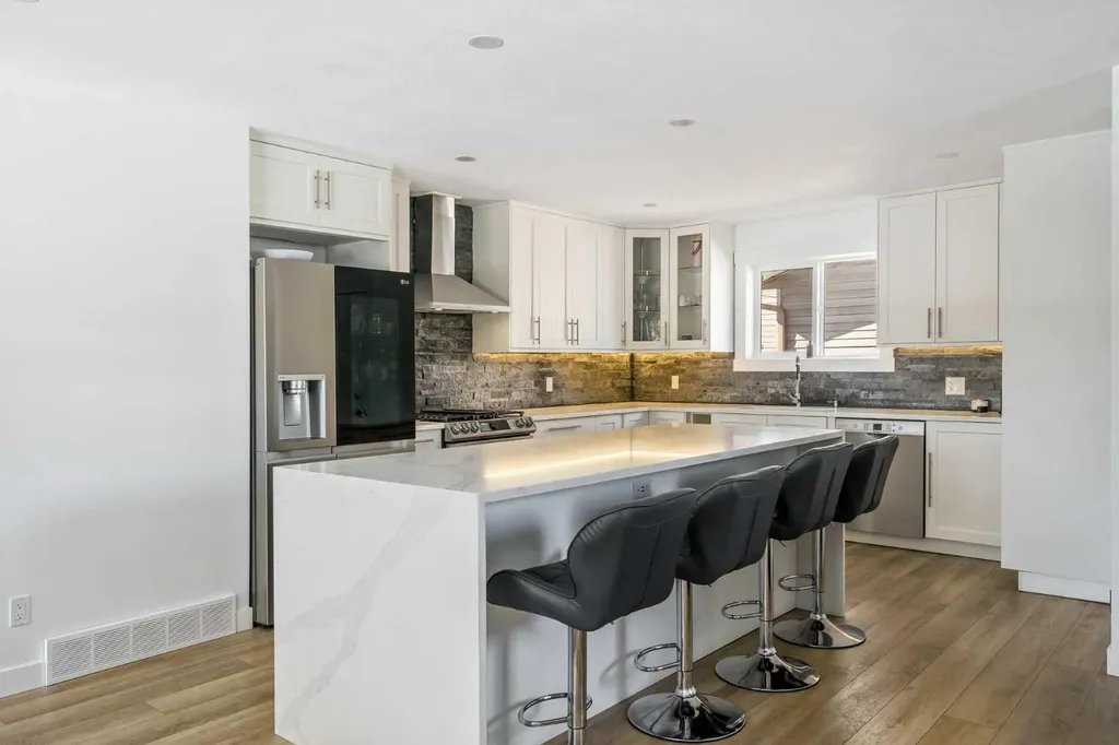 119 Silvercreek Close NW Calgary AB T3B 4G2