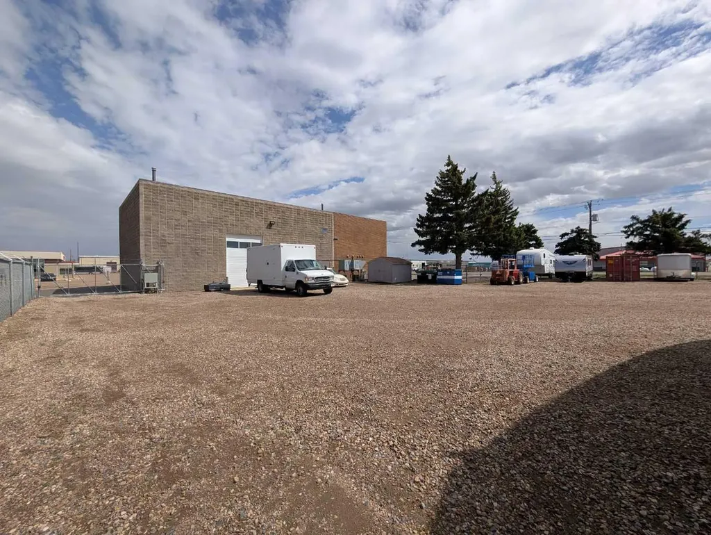 1811 Broadway Avenue E Redcliff AB T0J 2P0