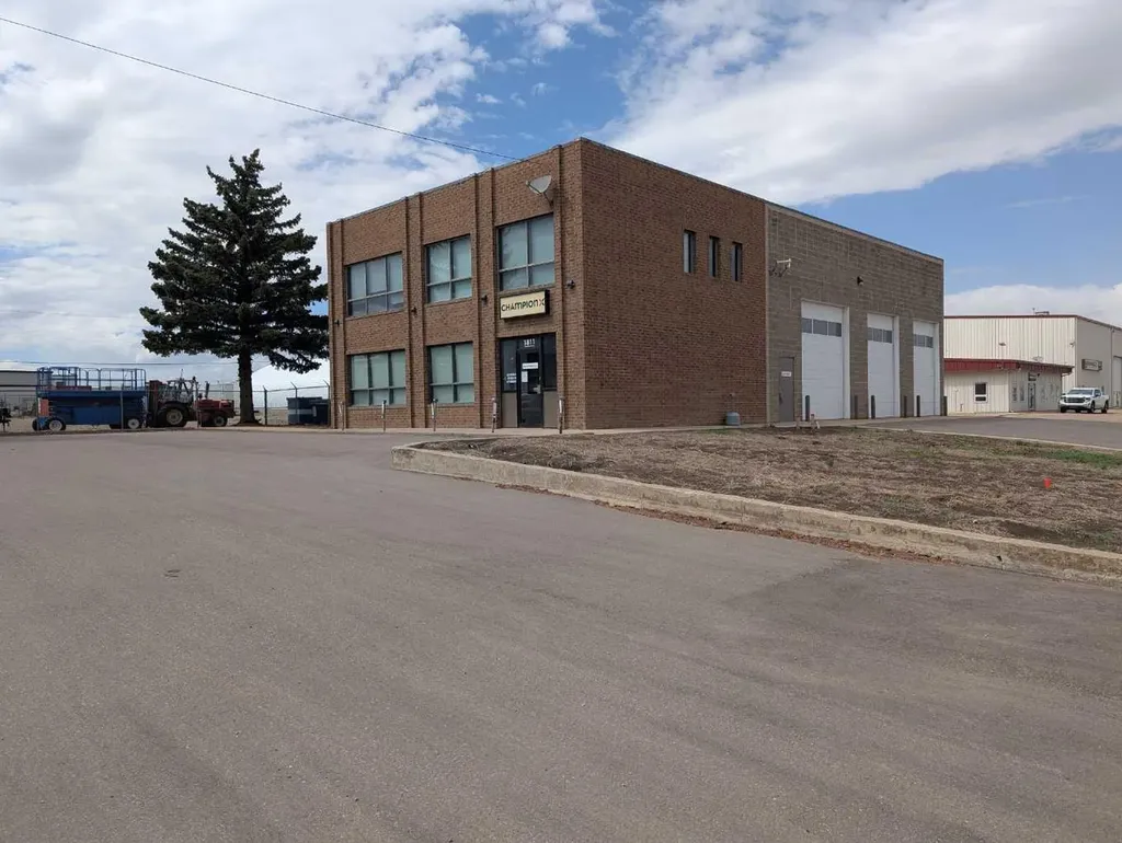 1811 Broadway Avenue E Redcliff AB T0J 2P0