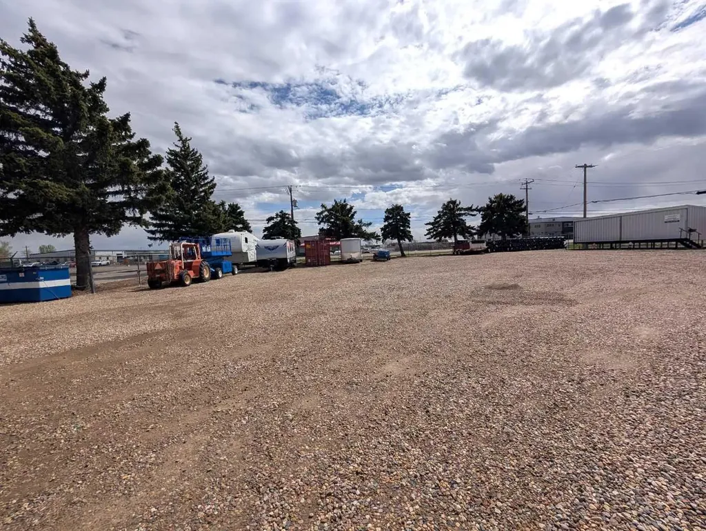 1811 Broadway Avenue E Redcliff AB T0J 2P0