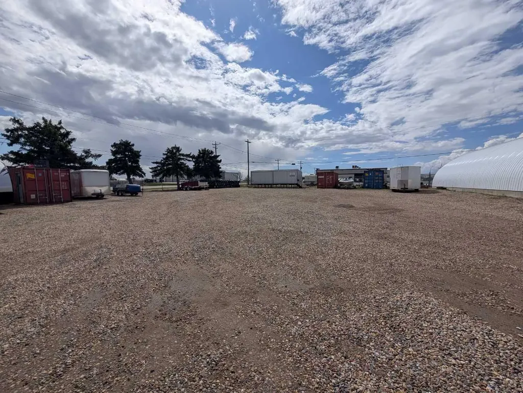 1811 Broadway Avenue E Redcliff AB T0J 2P0