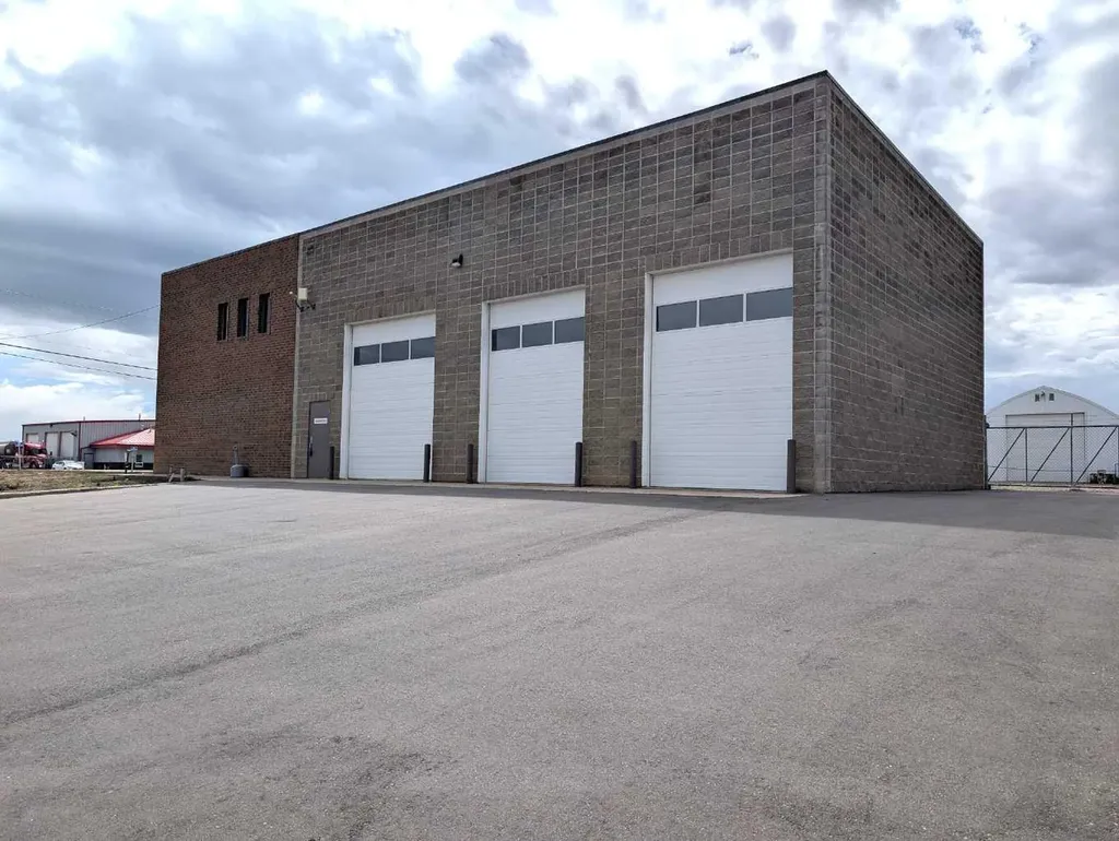 1811 Broadway Avenue E Redcliff AB T0J 2P0