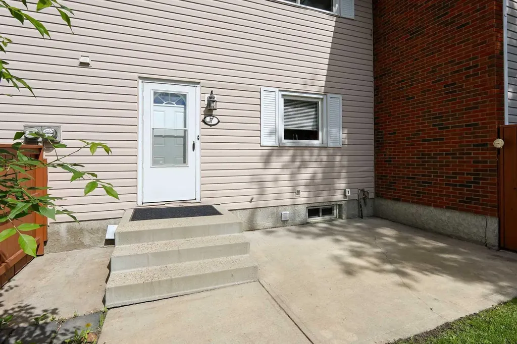 15 Stanton Street Red Deer AB T4N 0B9