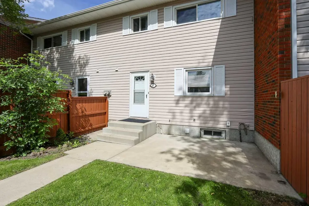 15 Stanton Street Red Deer AB T4N 0B9