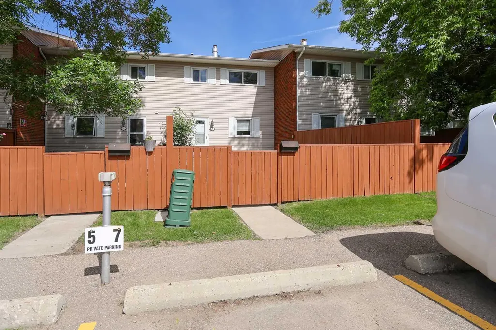 15 Stanton Street Red Deer AB T4N 0B9