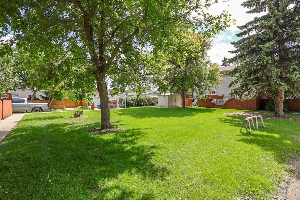 15 Stanton Street Red Deer AB T4N 0B9
