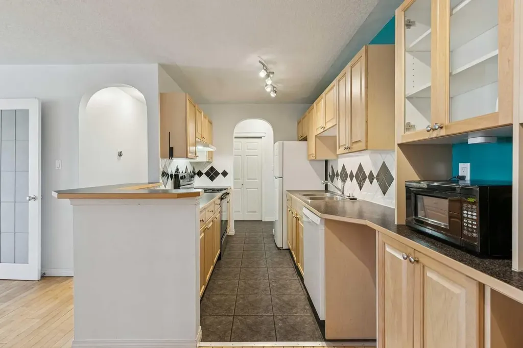638 Meredith Road NE Calgary AB T2E 5A8