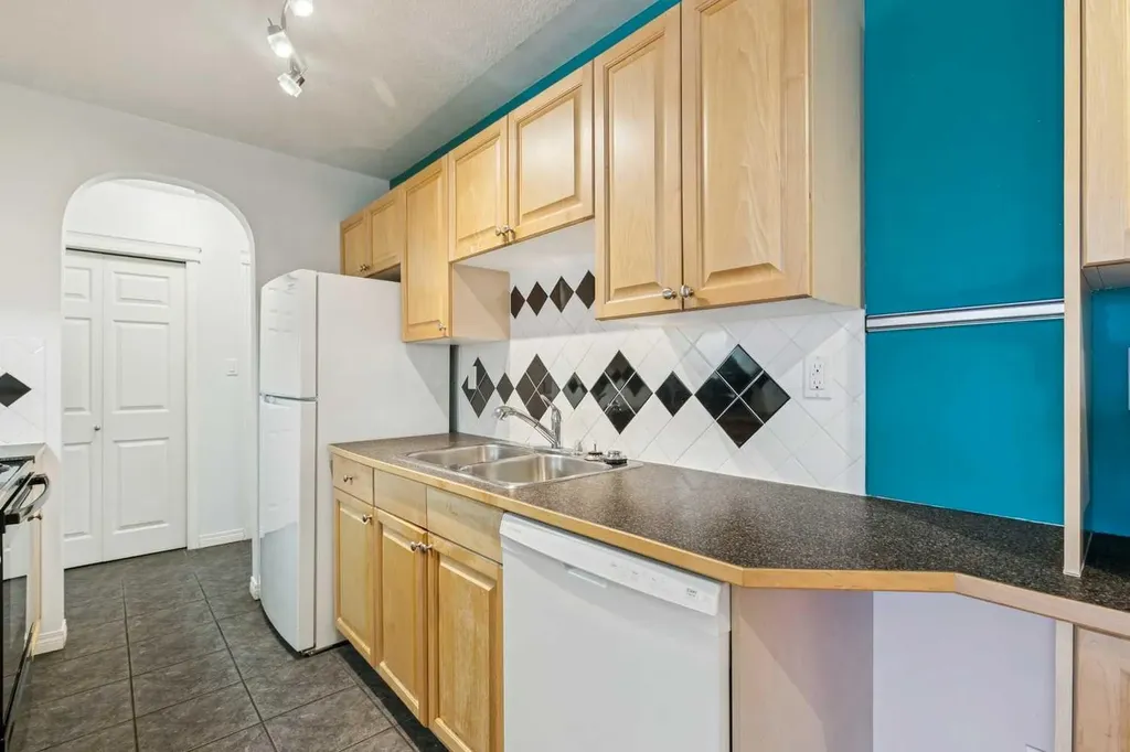 638 Meredith Road NE Calgary AB T2E 5A8