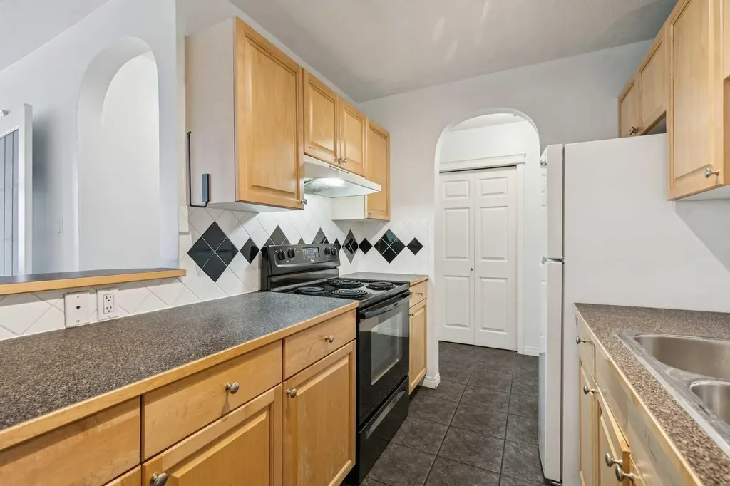638 Meredith Road NE Calgary AB T2E 5A8
