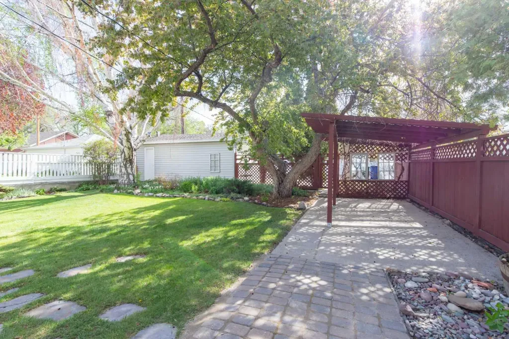 715 17 Street S Lethbridge AB T1J 3C7