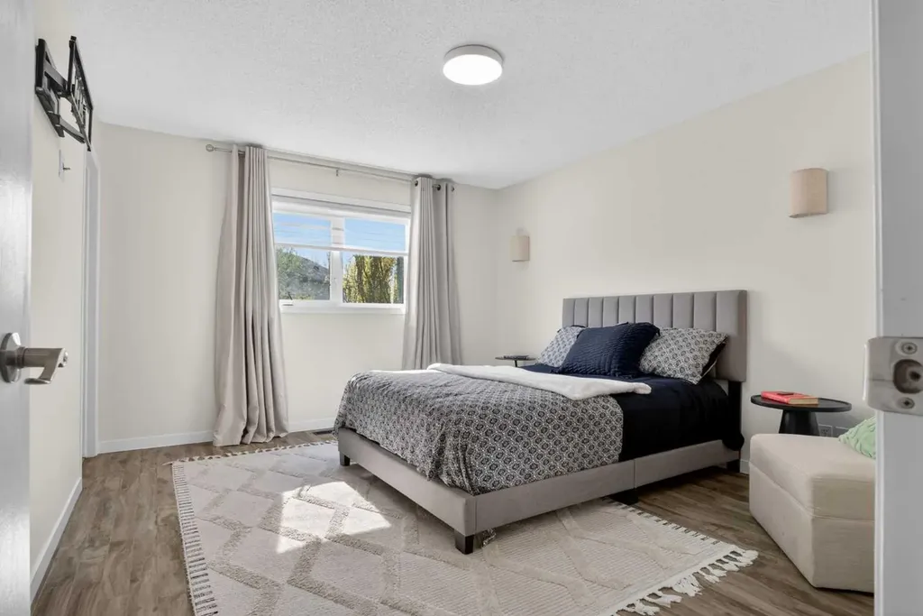 3271 Douglasdale Boulevard SE Calgary AB T2Z 3A8