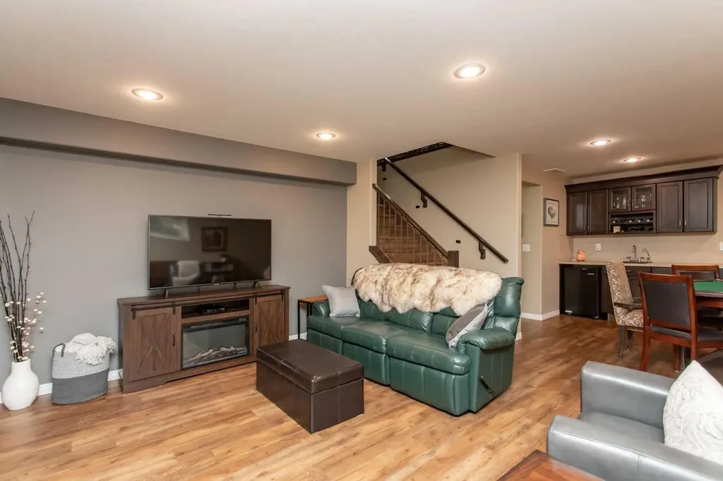 42 Vista Close Red Deer AB T4R 0N8