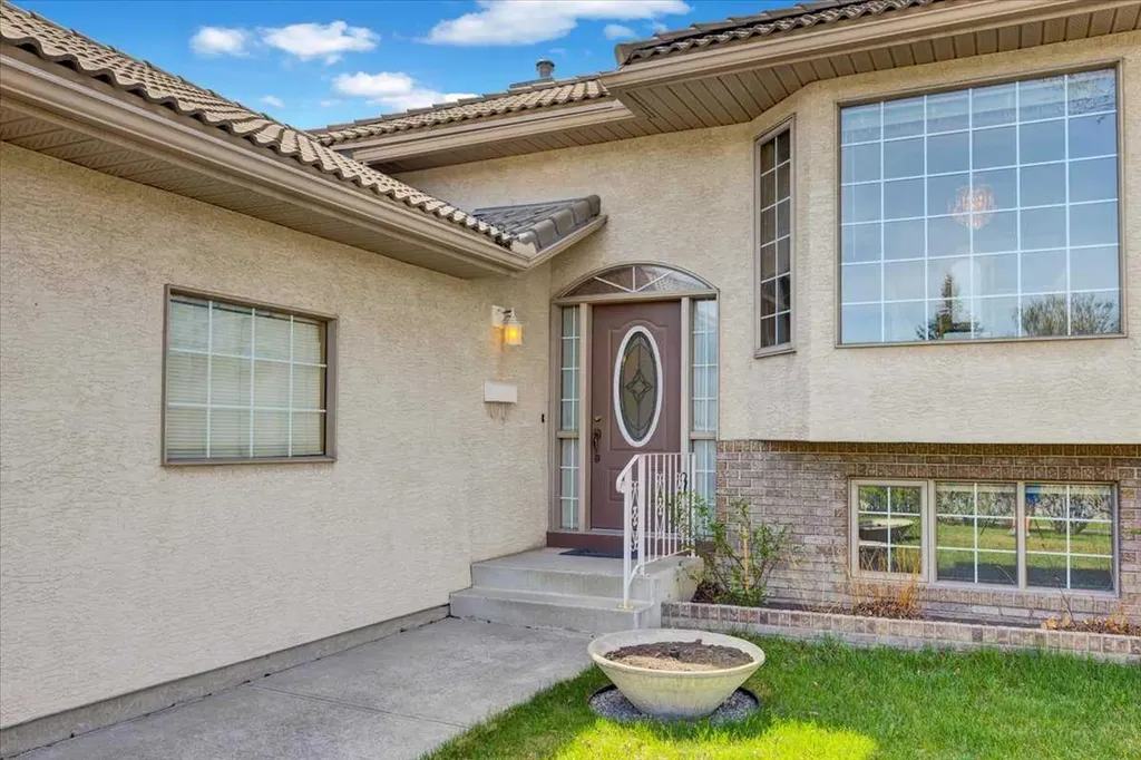 531 Sierra Morena Court SW Calgary AB T3H 3C2