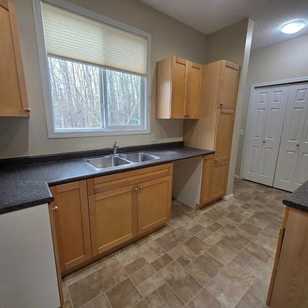 624 41 Street Edson AB T7E 1A4