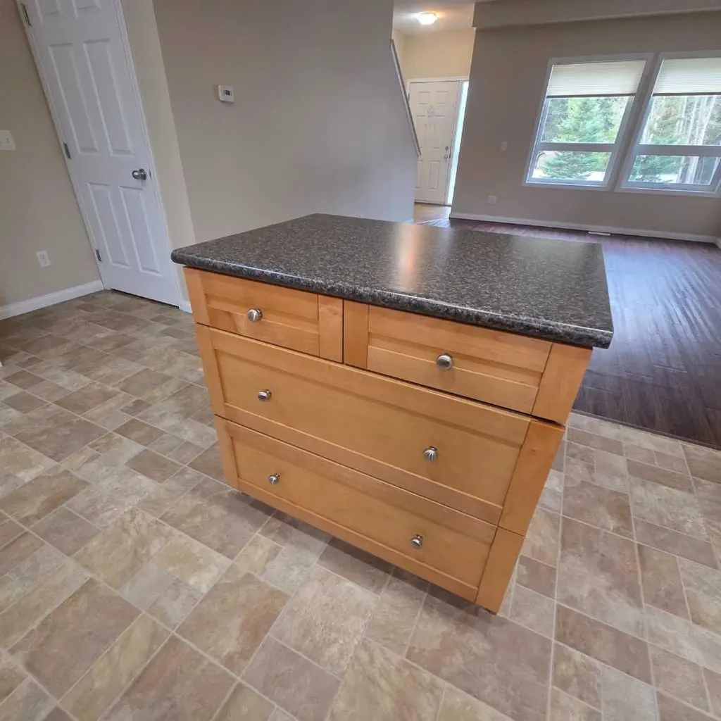 624 41 Street Edson AB T7E 1A4