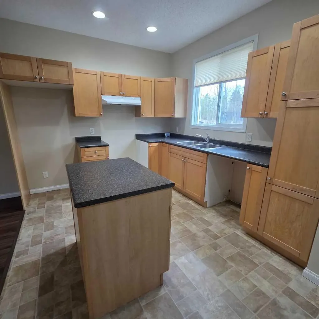 624 41 Street Edson AB T7E 1A4