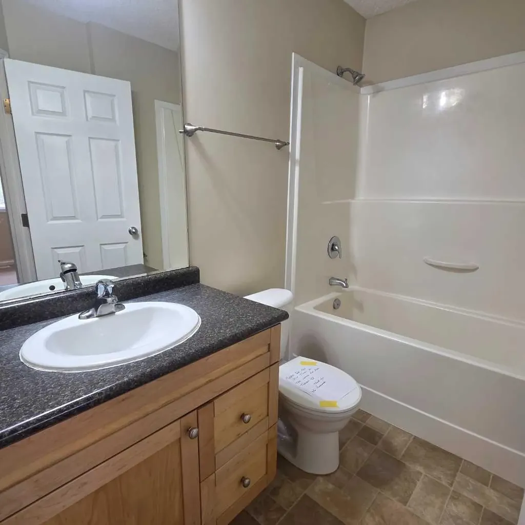 624 41 Street Edson AB T7E 1A4