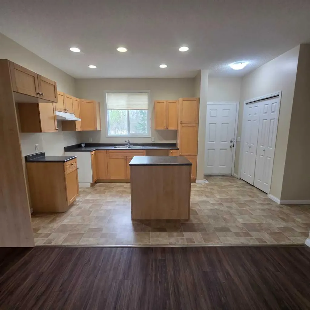 624 41 Street Edson AB T7E 1A4