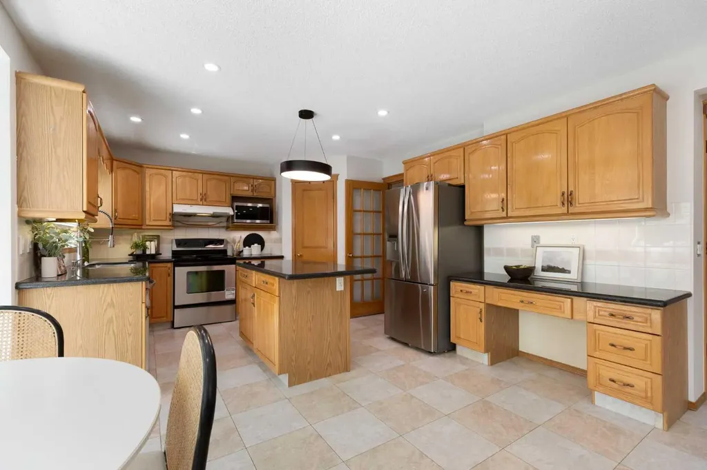 136 Schubert Hill NW Calgary AB T3L 1X2