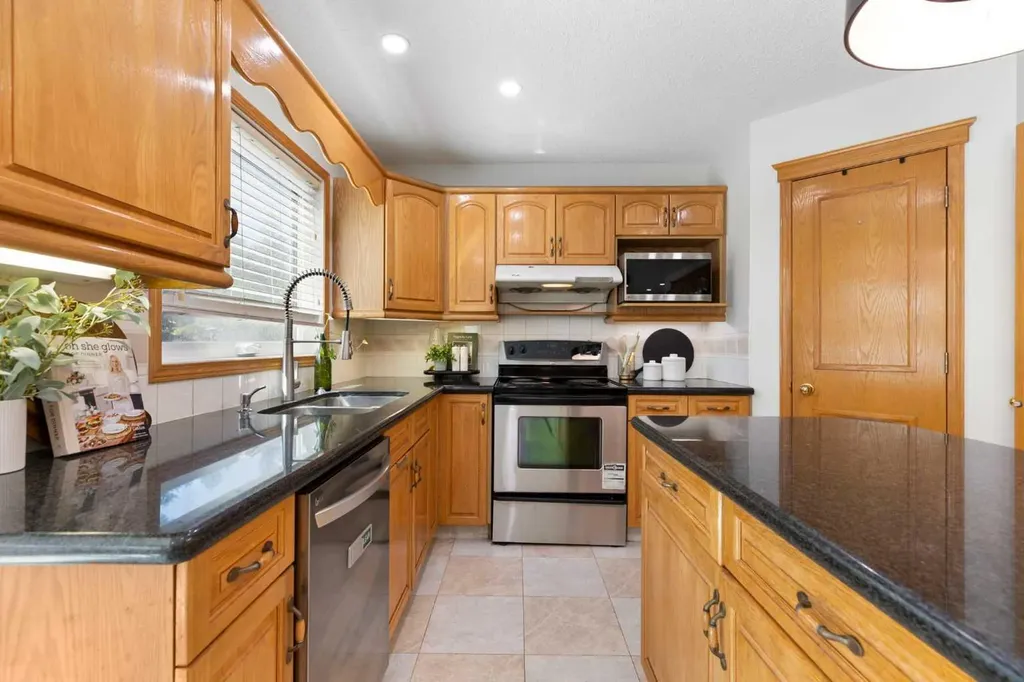 136 Schubert Hill NW Calgary AB T3L 1X2