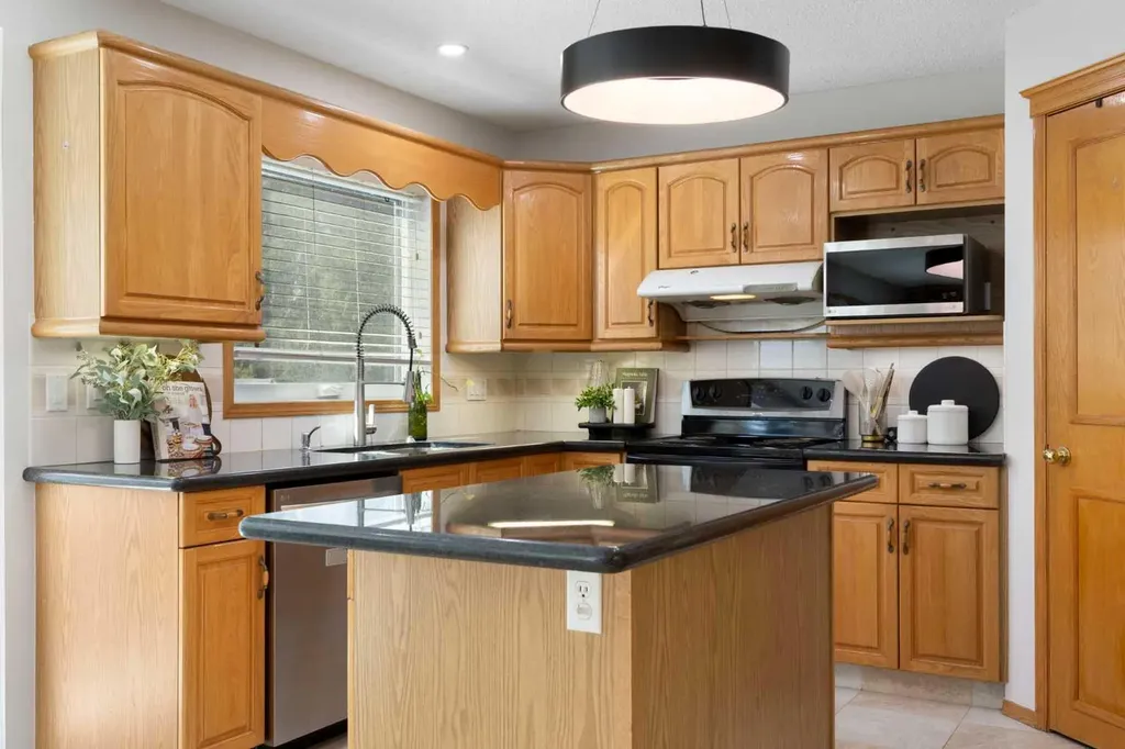 136 Schubert Hill NW Calgary AB T3L 1X2