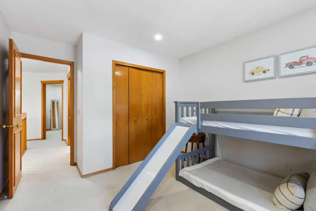 136 Schubert Hill NW Calgary AB T3L 1X2