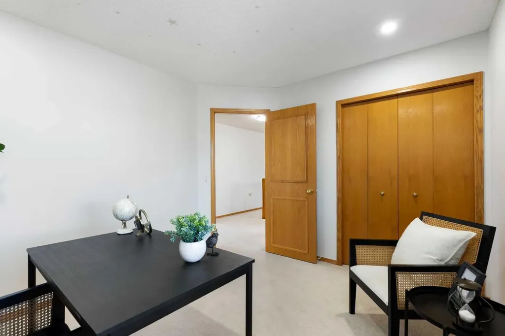 136 Schubert Hill NW Calgary AB T3L 1X2