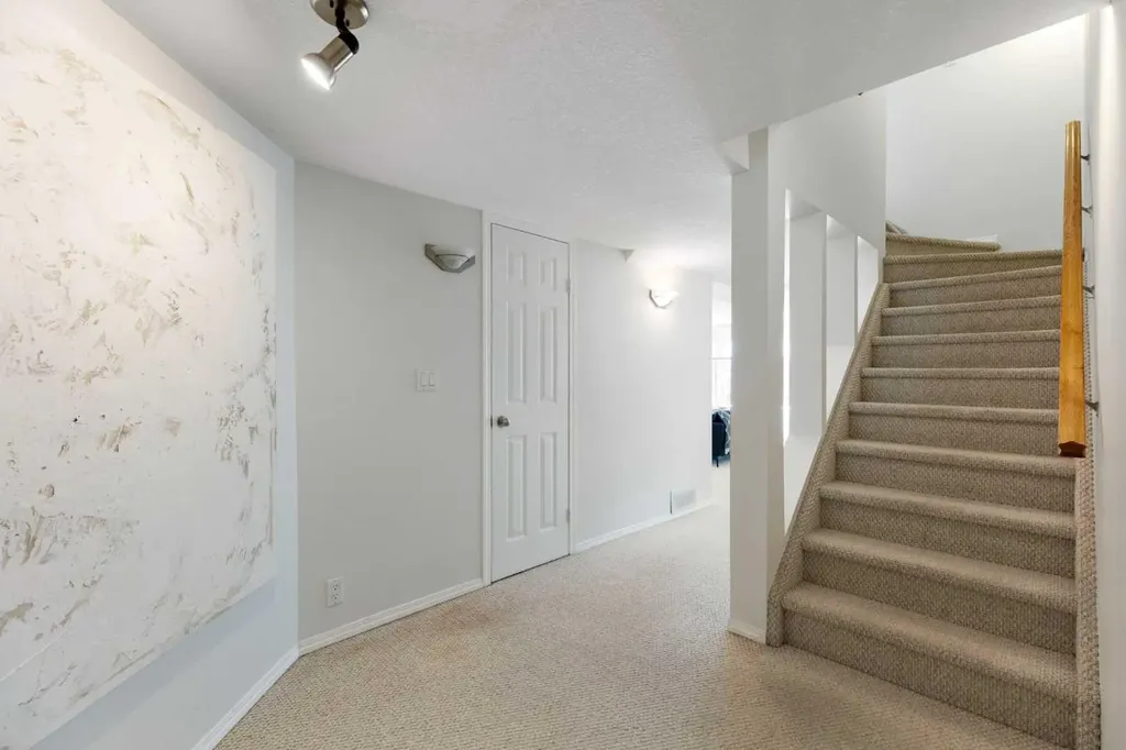 136 Schubert Hill NW Calgary AB T3L 1X2