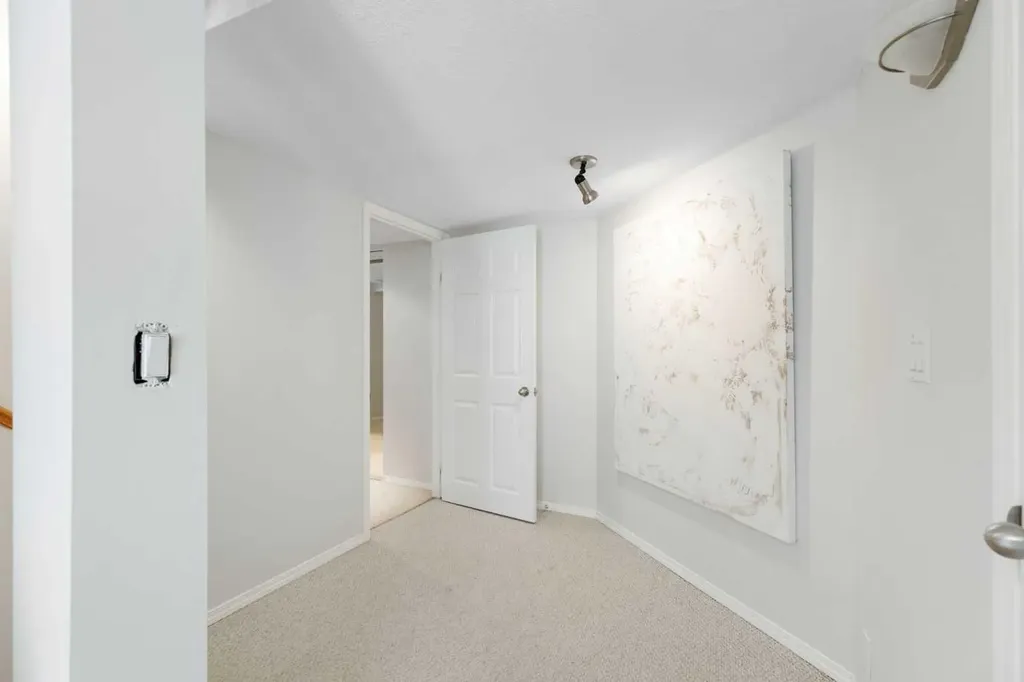 136 Schubert Hill NW Calgary AB T3L 1X2