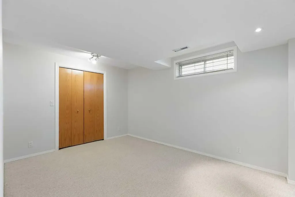 136 Schubert Hill NW Calgary AB T3L 1X2