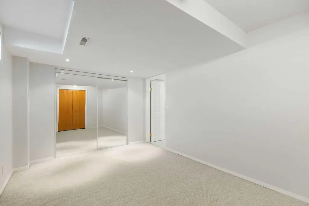 136 Schubert Hill NW Calgary AB T3L 1X2