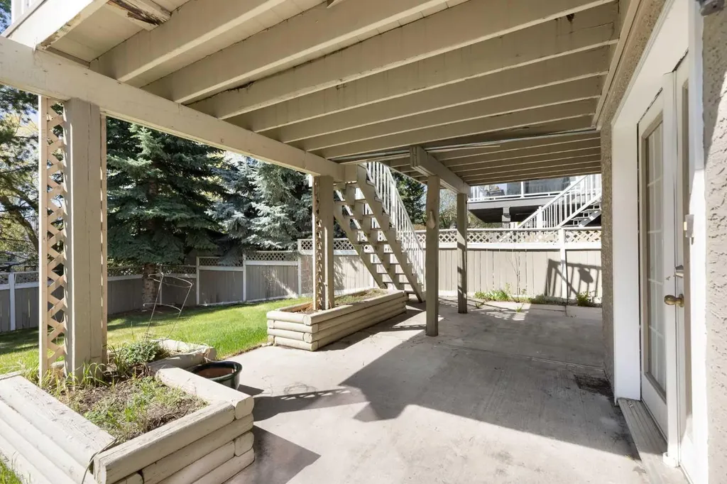 136 Schubert Hill NW Calgary AB T3L 1X2