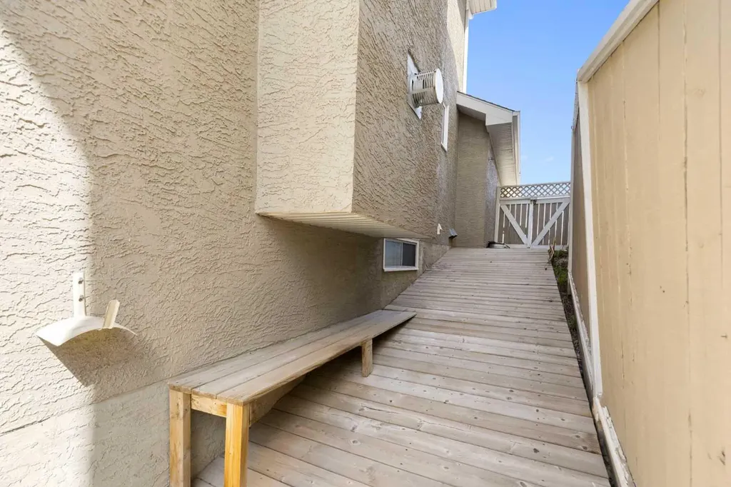 136 Schubert Hill NW Calgary AB T3L 1X2