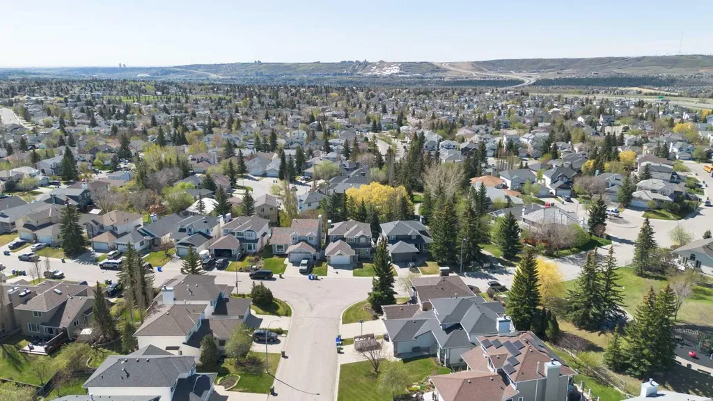 136 Schubert Hill NW Calgary AB T3L 1X2