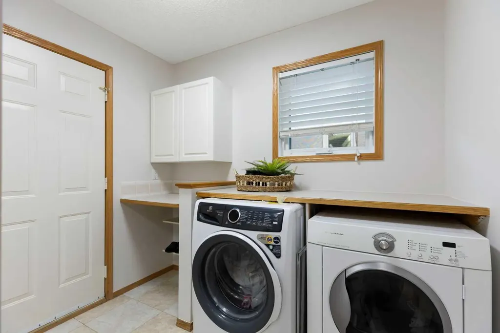 136 Schubert Hill NW Calgary AB T3L 1X2