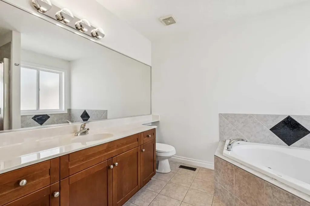 22 Sherwood Cove NW Calgary AB T3R 1R1